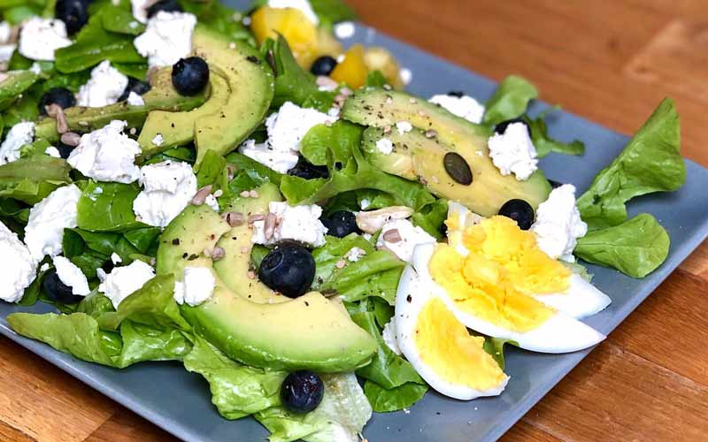 Blaubeer Avocado mit Feta und Ei Salatrezept