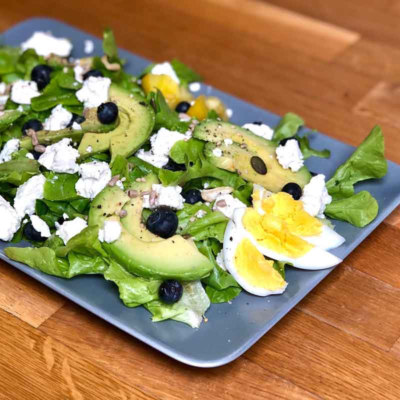 Blaubeer Avocado mit Feta und Ei Salatrezept