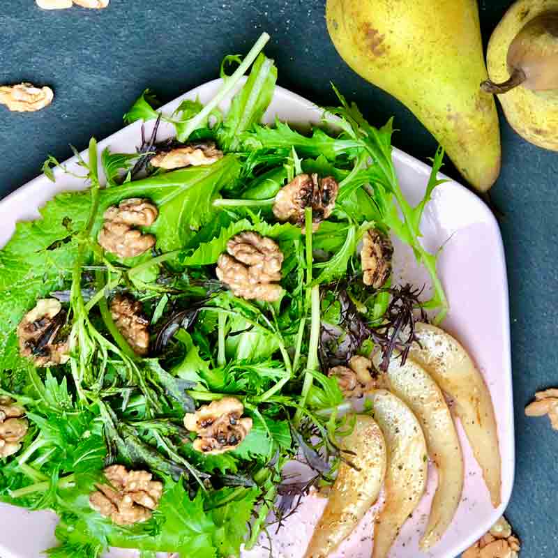 Eiswein-Salat Birne Nüsse Nahaufnahme