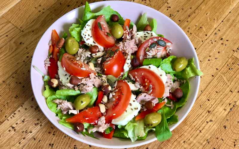 Haselnuss-Sesam Salat mit Thunfisch - Nahaufnahme
