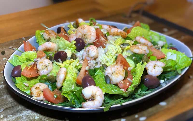 Salat mit in Bärlauchöl marinierten scampi