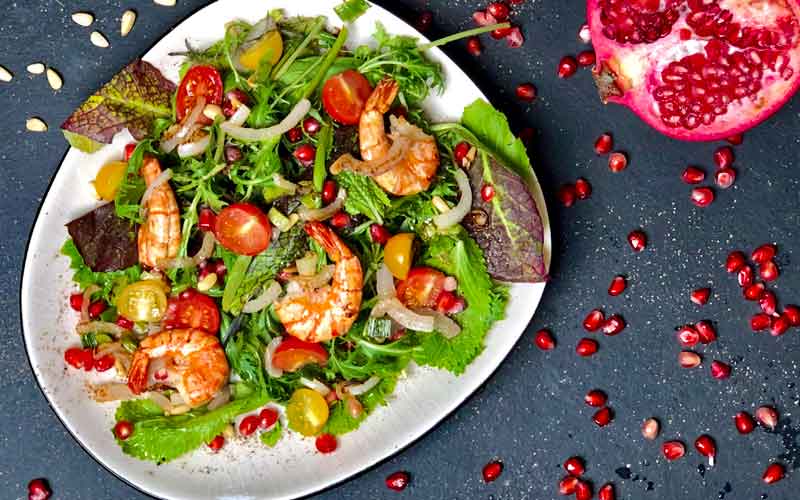 Knackiger Salat mit Garnelen - Nahaufnahme