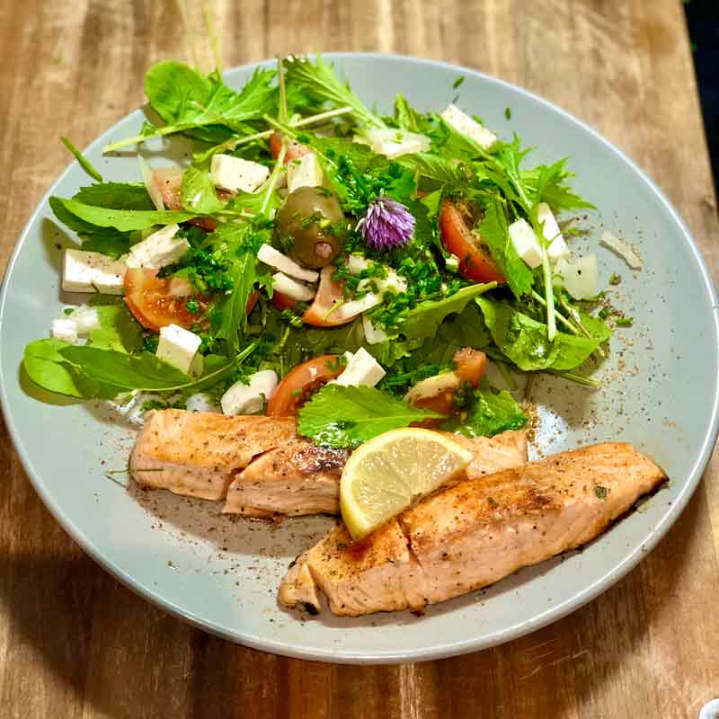 Limonene Lachs auf frischem Gartensalat