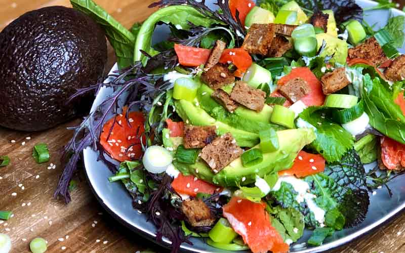 Räucherlachs und Avocado mit Blattsalat - Salatrezept