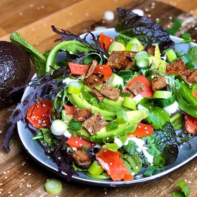 Räucherlachs und Avocado mit Blattsalat - Nahaufnahme