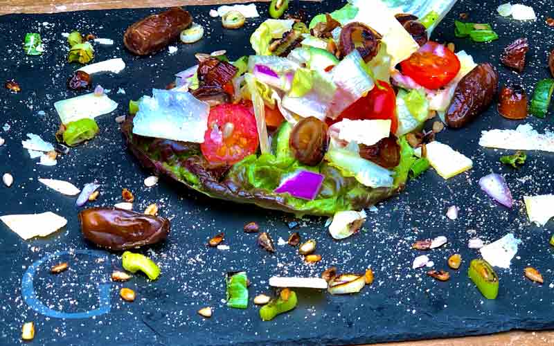 Salatpäckchen mit geröstetten Datteln - Salatrezept