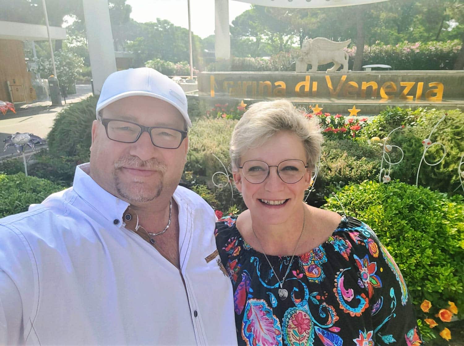 Jacki und Michael Patt vor Marina di Venezia Italia