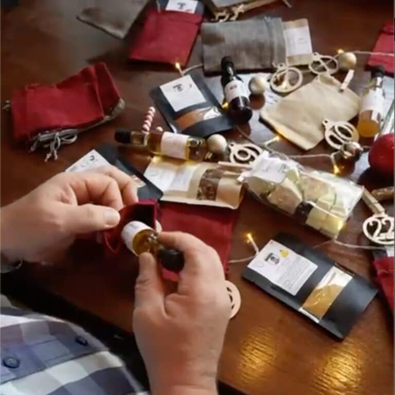 RTL 2 Camper Micha beim Adventskalender vorbereiten