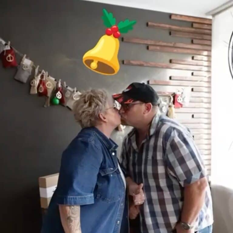 RTL 2 Camper Micha und Jackie küssen beim Adventskalender aufhängen
