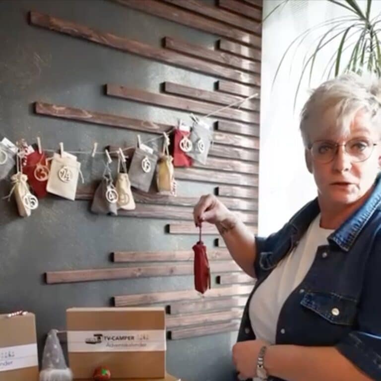 RTL 2 Camper Jackie beim Adventskalender aufhängen in Wohnung